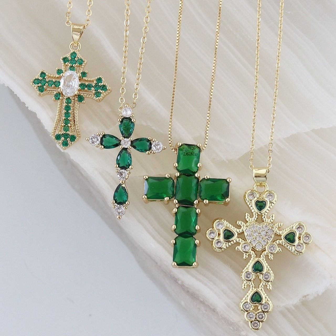 Wholesale Minimalist Cross Pendant Necklace with Rhinestones Zinc Alloy Electroplated Jewelry Accessory for Women Boutique Resale