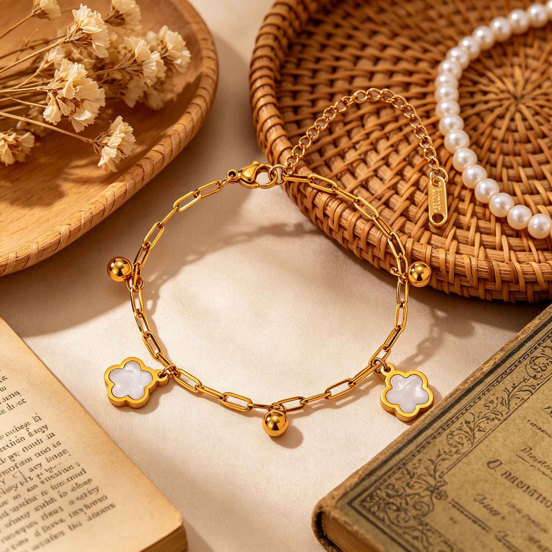 Wholesale Stainless Steel Four Leaf Clover Bracelet With White Shell Beads Gold Tone Finish Chic Jewelry Accessory For Gift And Resale