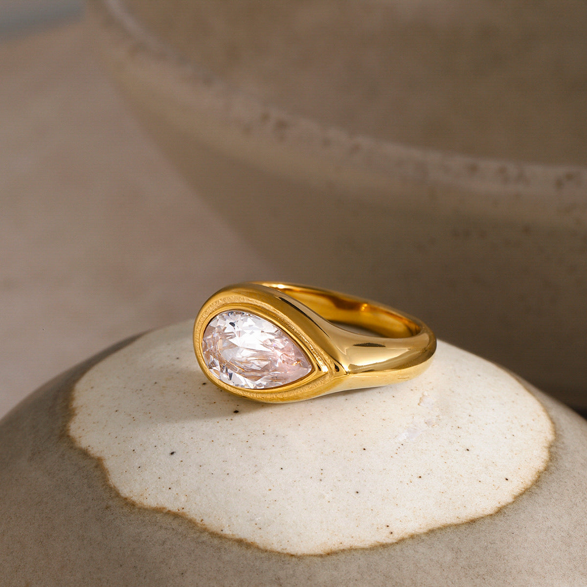 Wholesale  luxury  does not fade cold 18k gold stainless steel drop-shaped white zircon ring