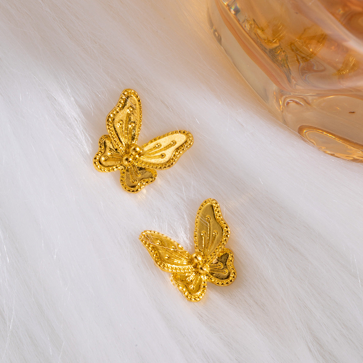 Wholesale Electroplated Zinc Alloy Butterfly Earrings - Retro Gold Design - Fashion Accessory for Daily Wear