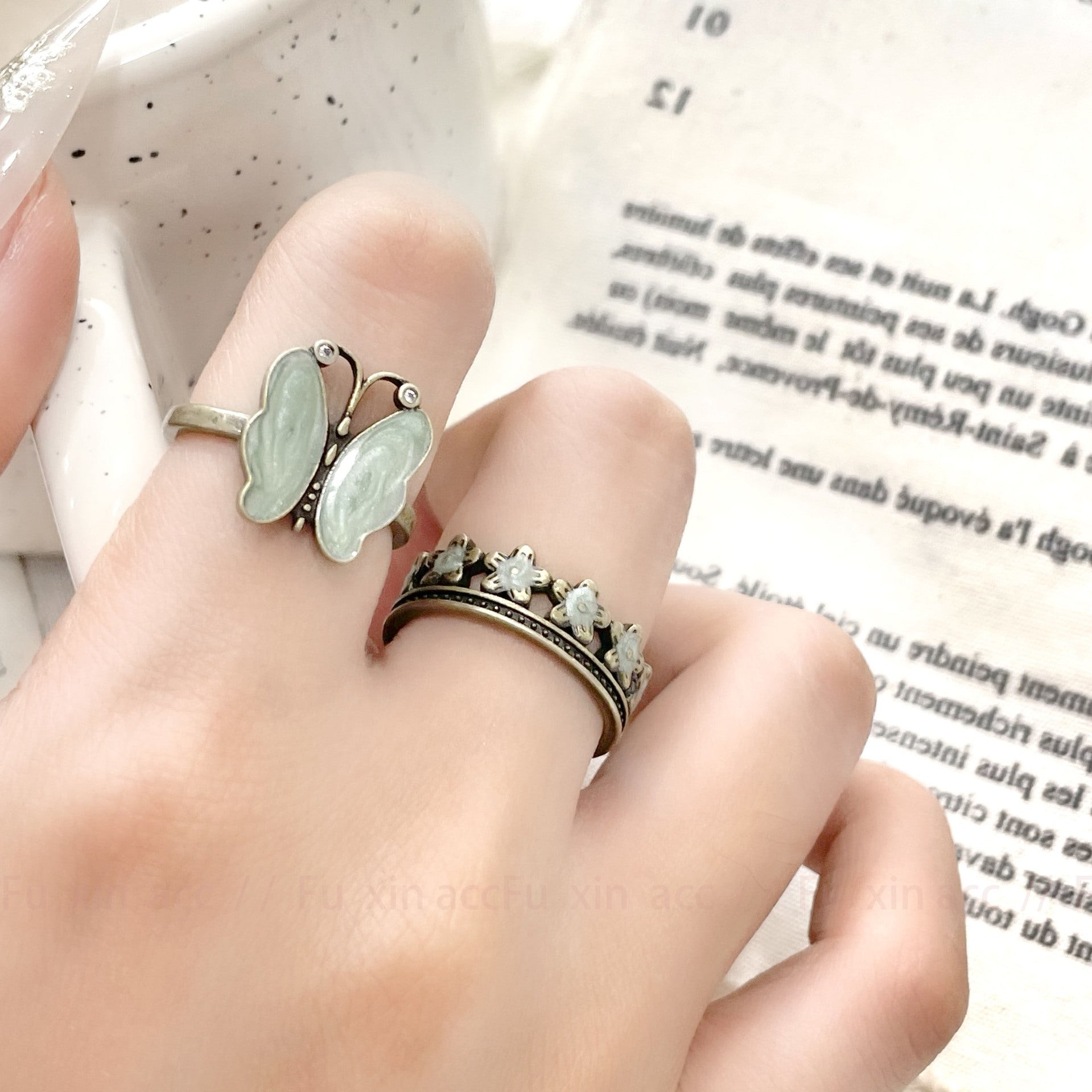 Wholesale  Drop Glaze Ring Retro Light Luxury Butterfly Opening Tail Ring Daisy