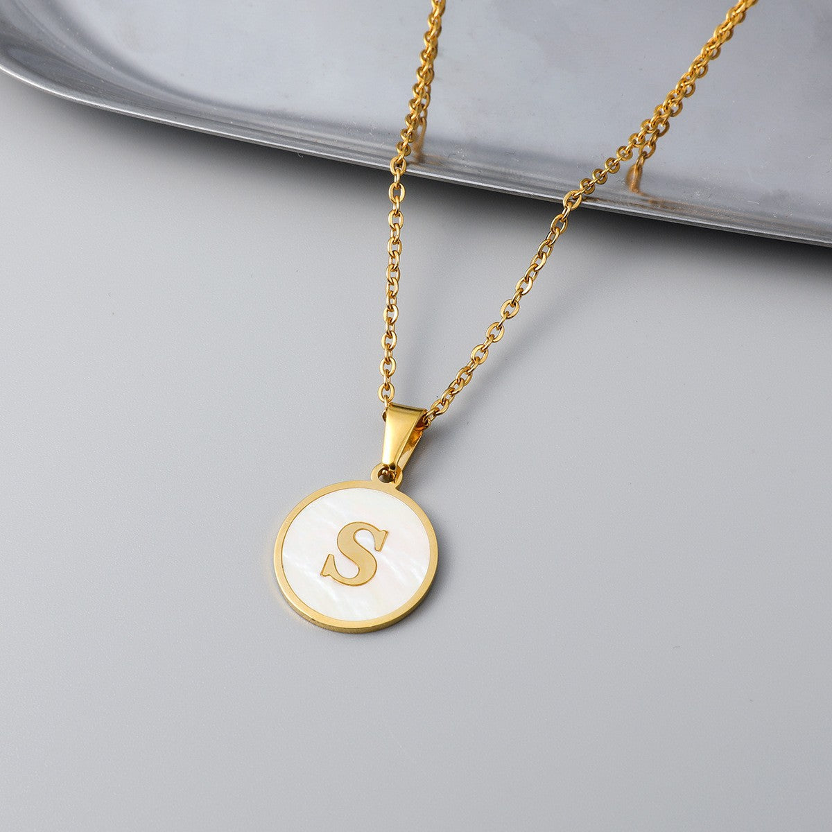 Wholesale Round Stainless Steel Gold Plated Letter Pendant Necklace for Women Fashion Accessory Gift