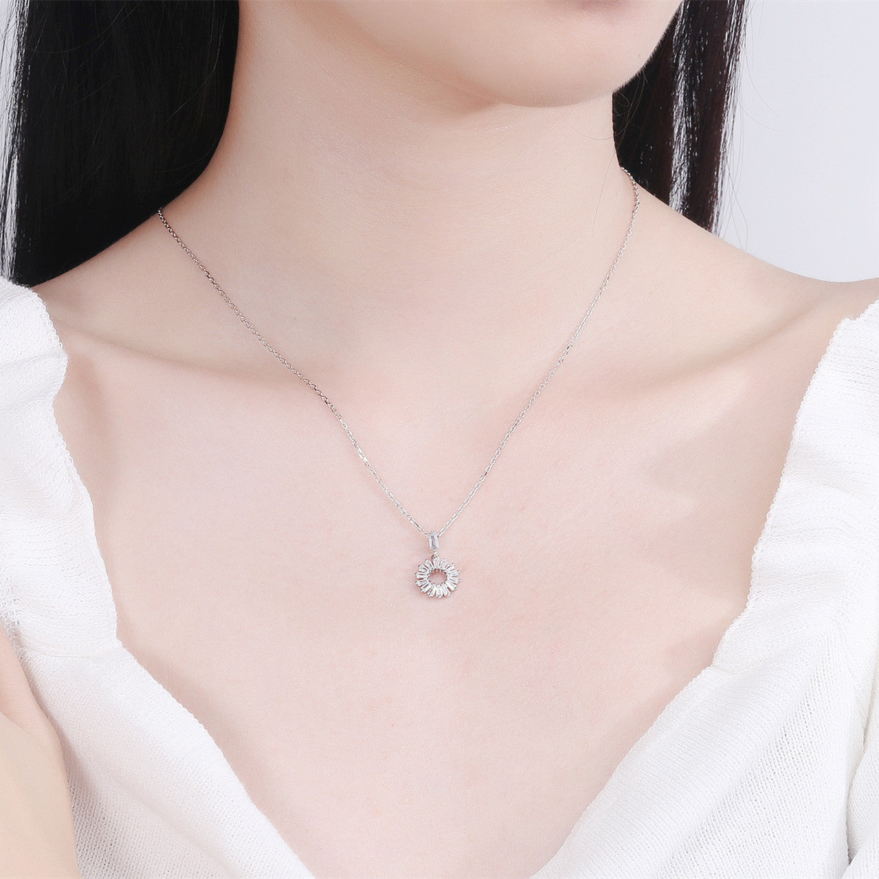 Wholesale sunflower necklace female S925 sterling silver  design diamond snowflake pendant clavicle chain