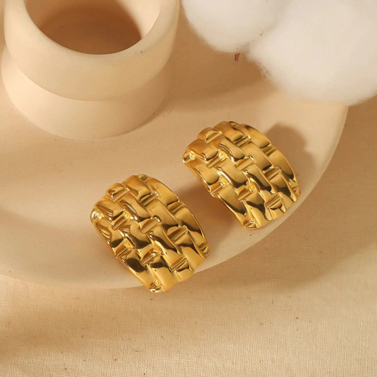 Wholesale  senior design sense 18k gold strap modeling stainless steel earrings INS female fashion all-match earrings jewelry