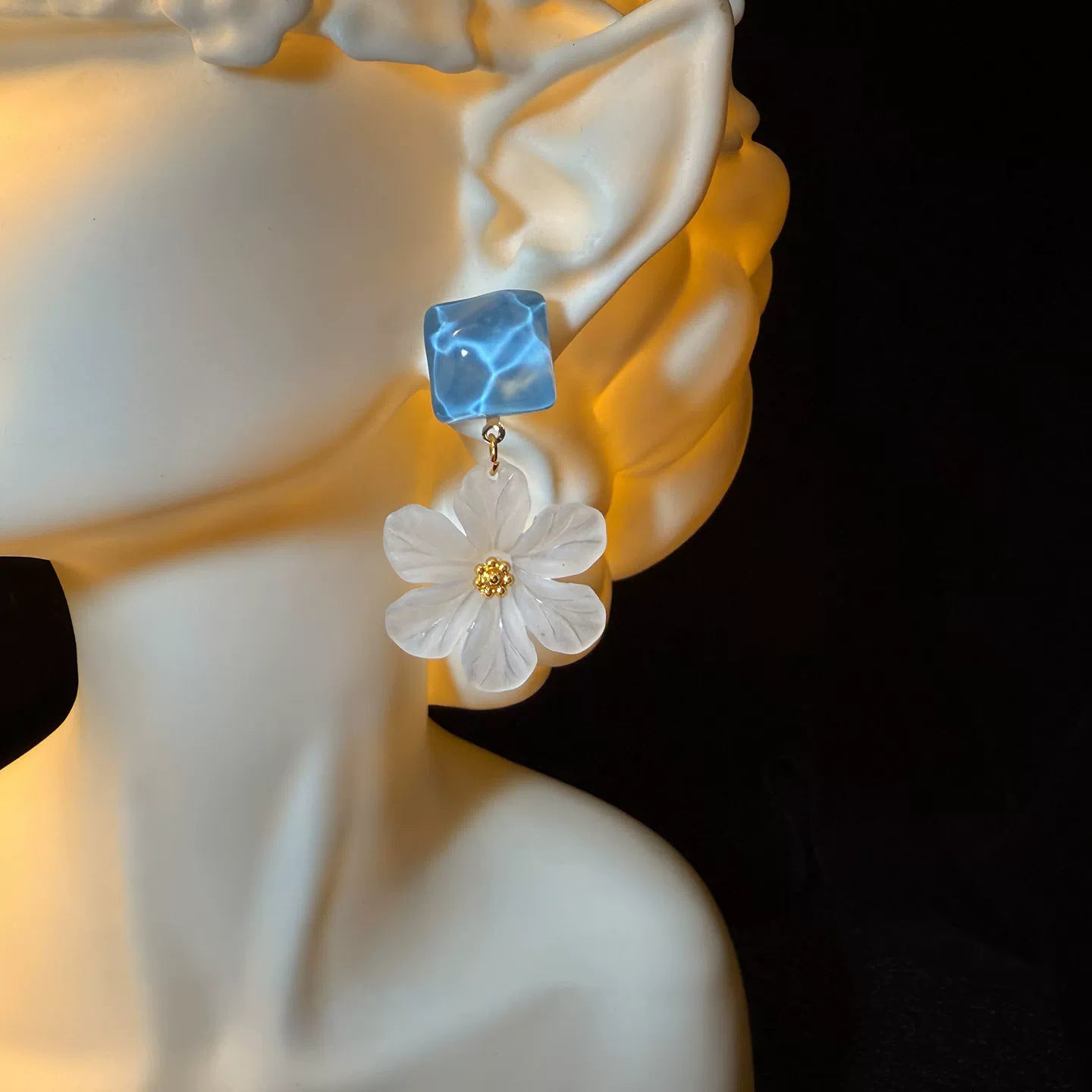 Wholesale Stylish Blue Flower Resin Earrings For Women Vacation Design Fashion Accessory For Boutique Resale