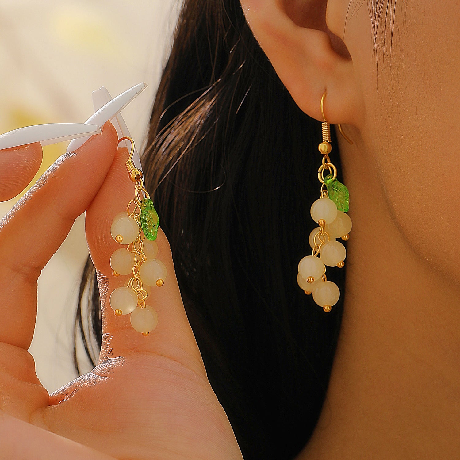 Wholesale Retro Grape Drop Earrings For Women Glass Gold Toned Fruit Earrings Sweet Casual Jewelry Accessory Party Wear Boutique Resale