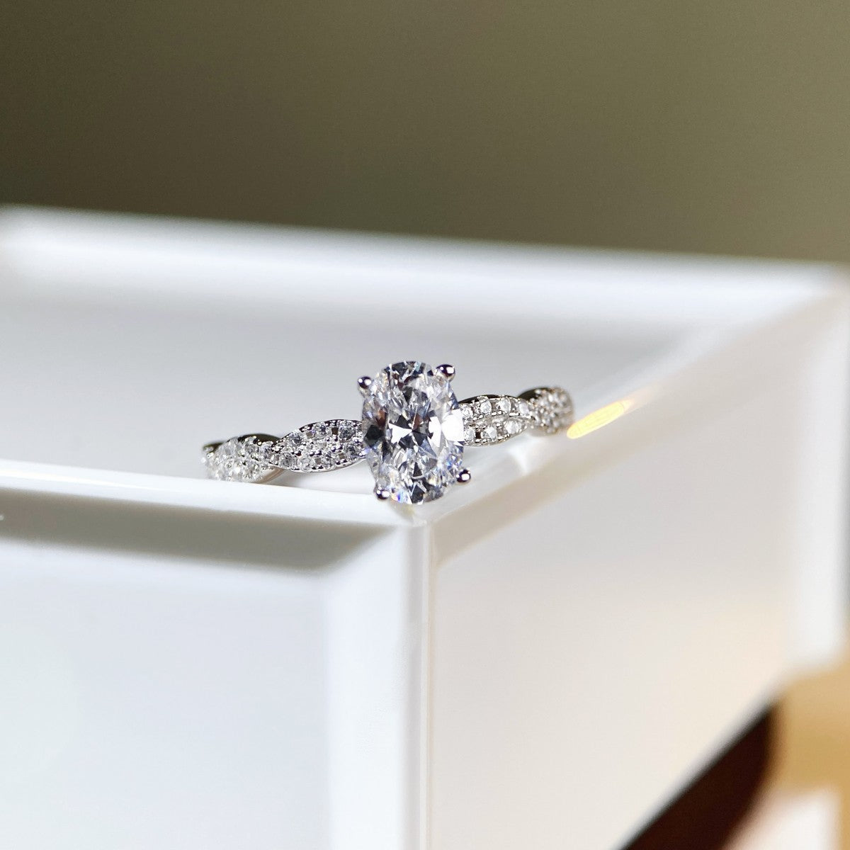 Wholesale Trendy Cross Twist Band Silver Ring For Women 1 Carat D Color Zircon Everyday Wear Jewelry Gift