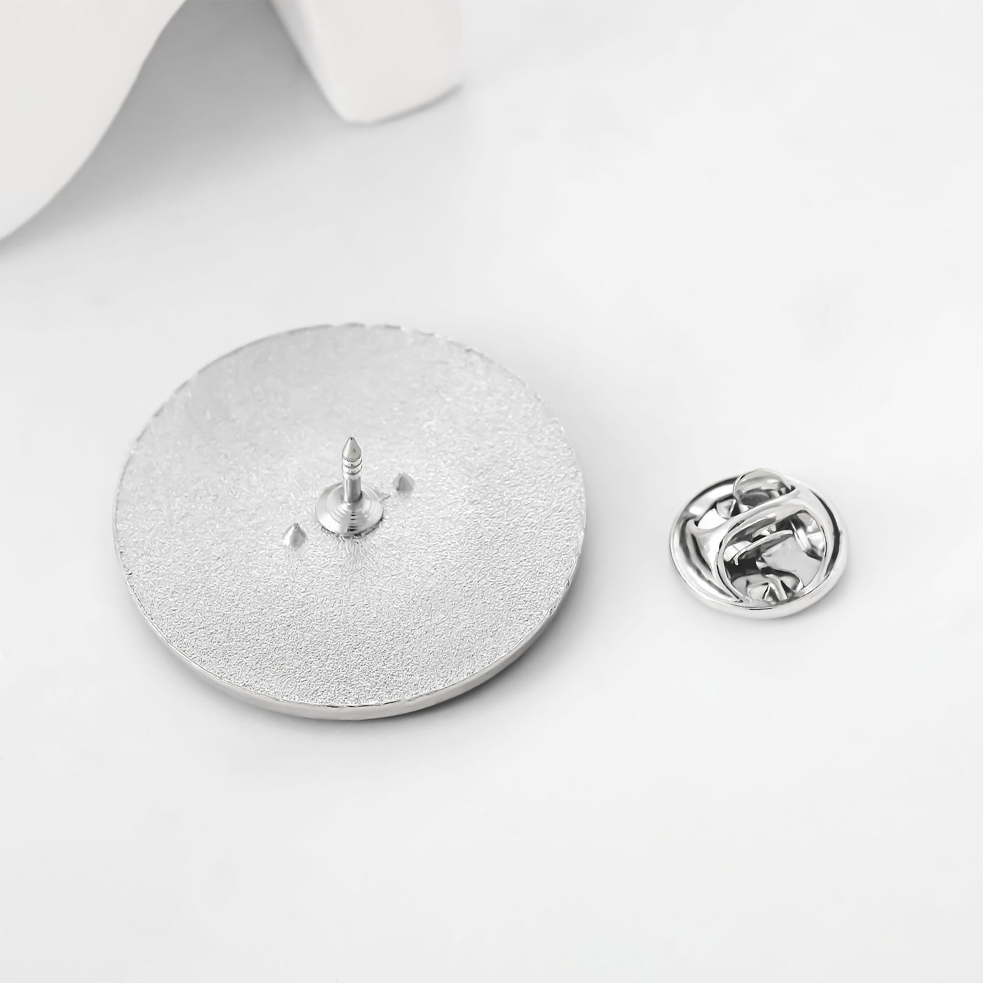 Wholesale Fashion parrot round alloy badge brooch