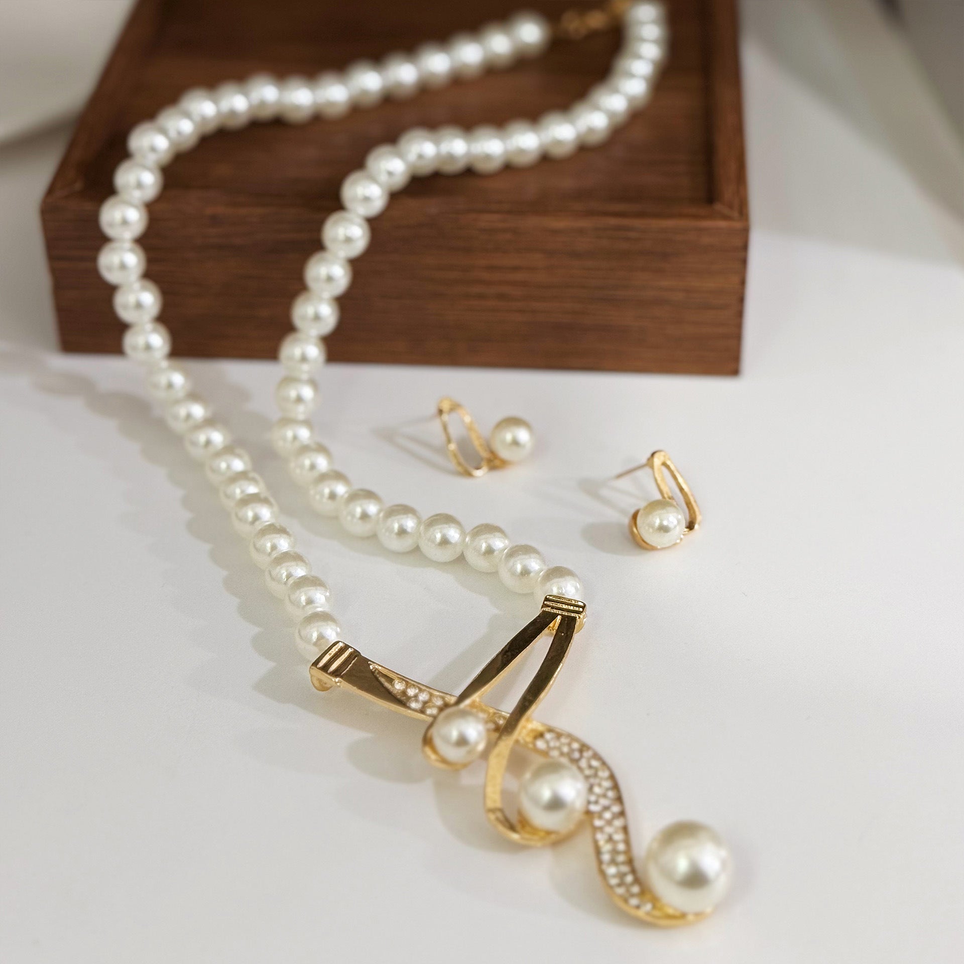 Wholesale Vintage Pearl Sweater Necklace Women Minimalist Chic Autumn Winter Jewelry Accessory