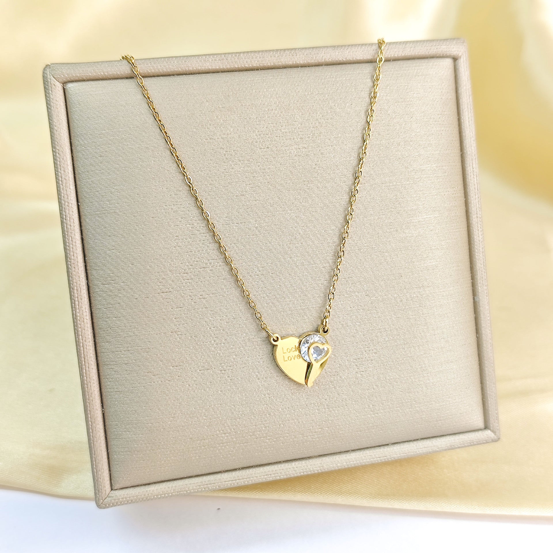 Wholesale Gold-Plated Titanium Steel Heart Rhinestone Clavicle Chain - Fashion Jewelry Accessory for Gift