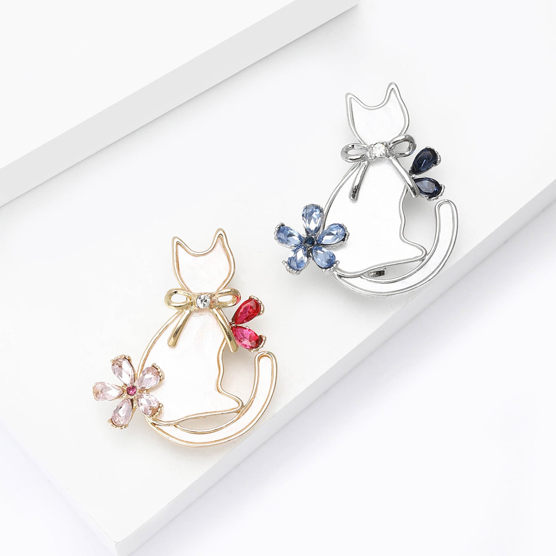 Wholesale Gold Tone Alloy Cat Brooch Rhinestone Cute Cartoon Design Women S Fashion Accessory Trendy Boutique Party Gift