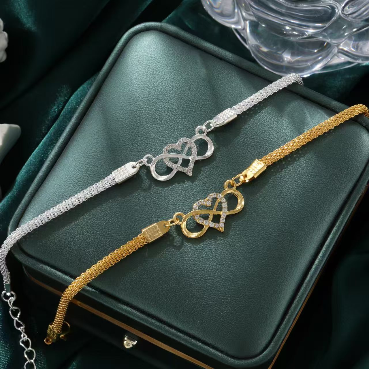 Wholesale Diamond Encrusted Love Symbol Geometric Chain Bracelet Beach Style Fashion Accessory