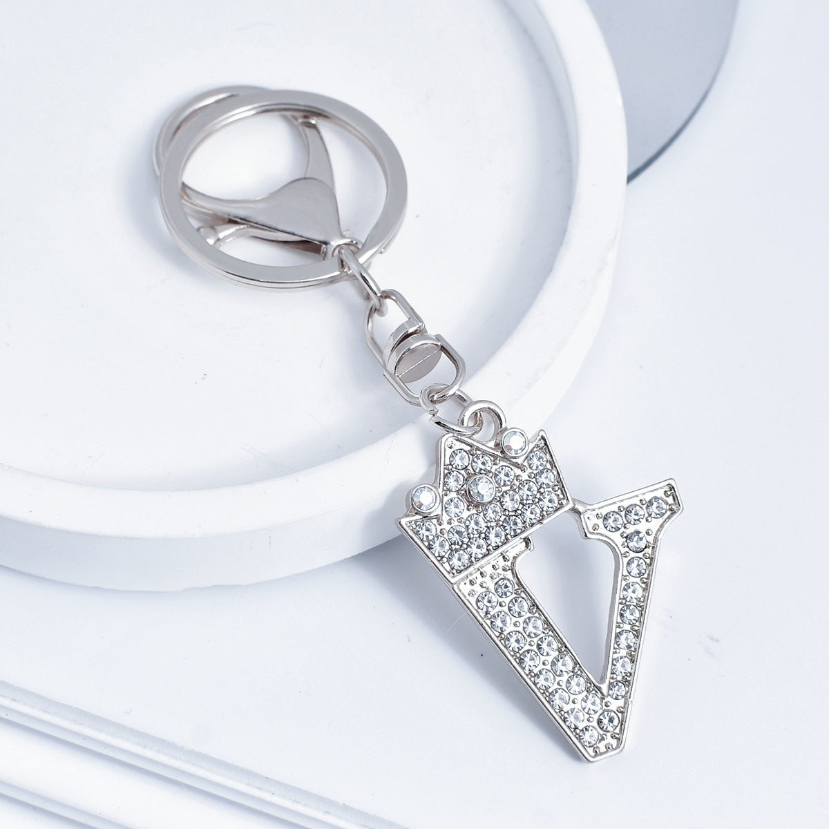 Wholesale Stylish Rhinestone 26 Letter Keychain Zinc Alloy Silver Metal Pendant Car Backpack Accessory Fashion Jewelry Gift For Resale