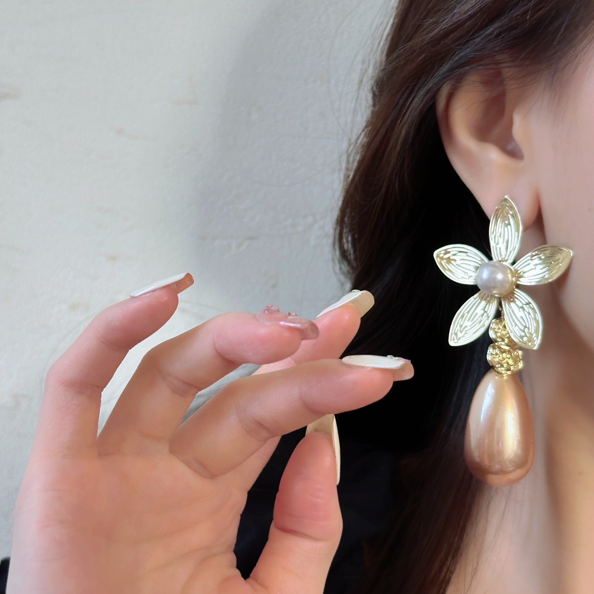 Wholesale Light Luxury Vintage Flower Earrings