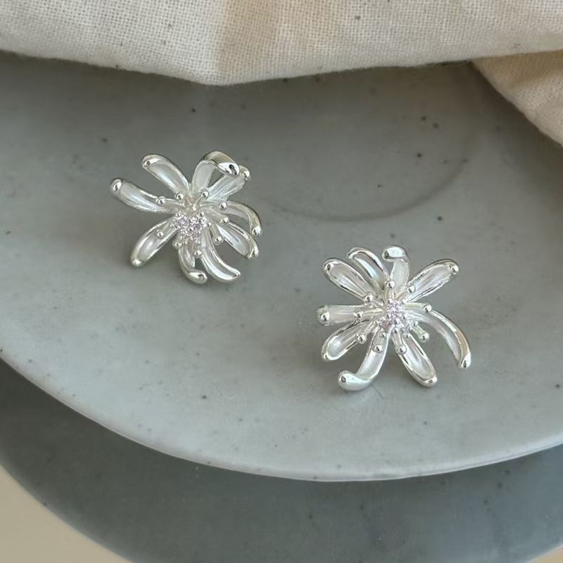 Wholesale French Style White Flower Stud Earrings Titanium Alloy Jewelry Accessory