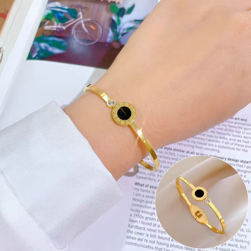 Wholesale Stylish Titanium Steel Roman Numeral Necklace Gold Fashion Accessory