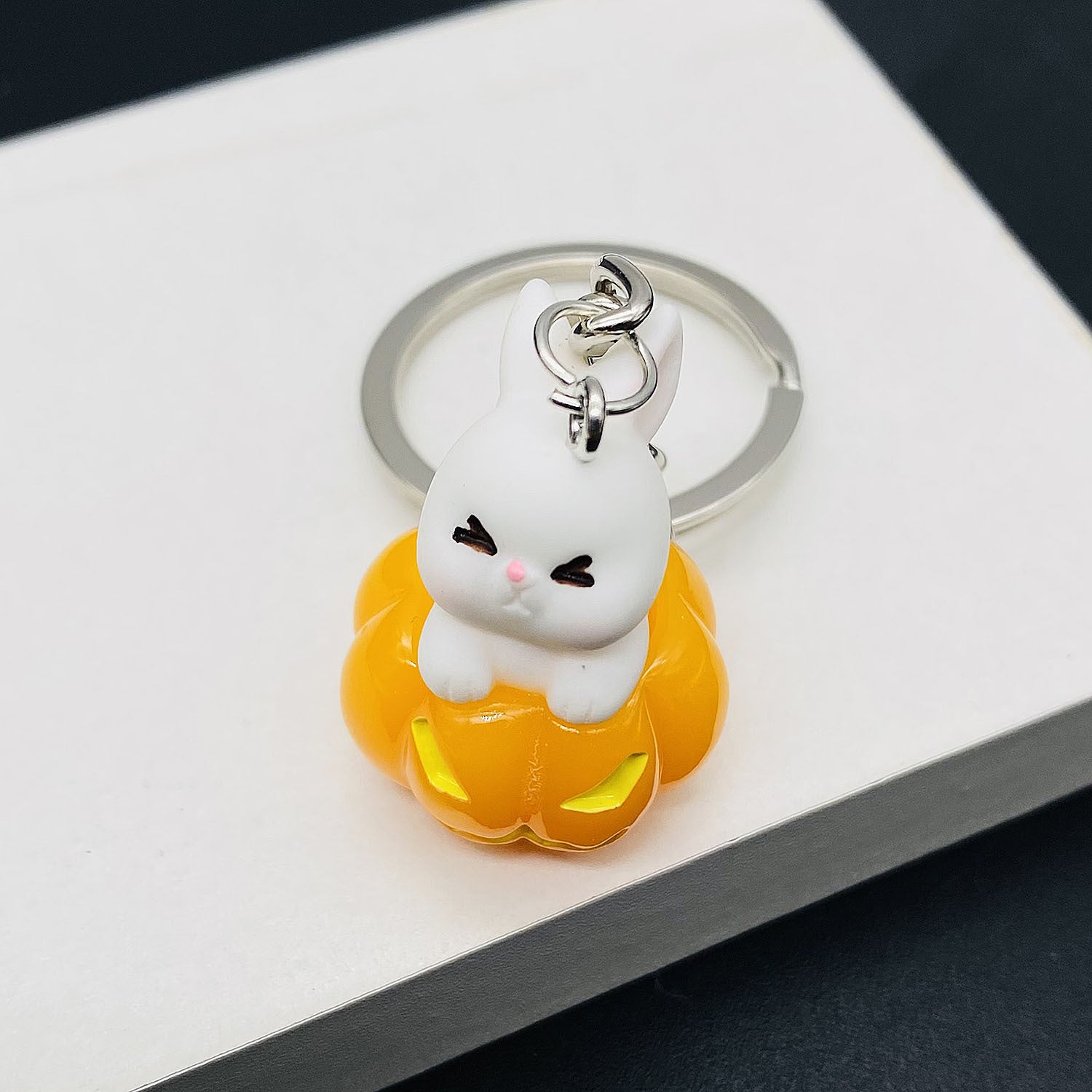 Wholesale  Resin Keychain with Ghost Coffin Pumpkin Design,  Trendy Car Key Accessory for Bags and Backpacks