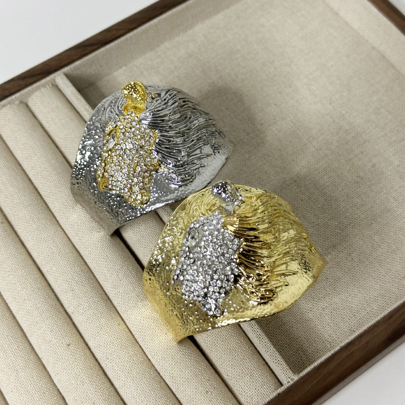 Wholesale  Retro Niche Design Embossed Flash Diamond Lion Head  Wide Bracelet