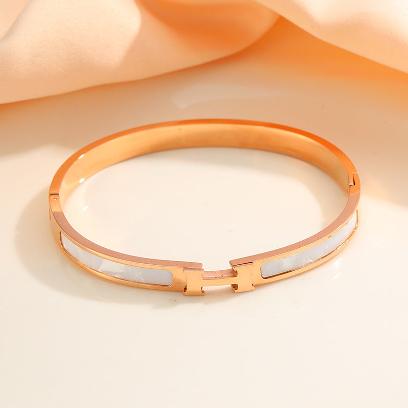 Wholesale Light Luxury Shell Bracelet - Trendy Jewelry Accessory for Everyday Wear or Boutique Resale