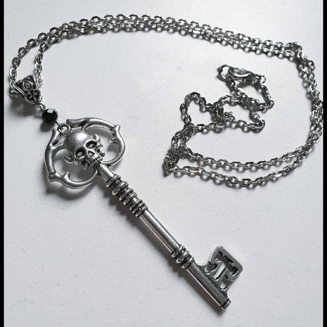 Wholesale Gothic Antique Silver Skeleton Key Necklace Alloy Fashion Accessory