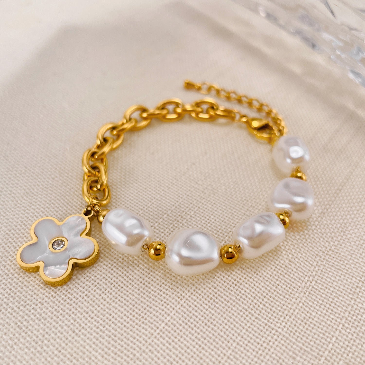 Wholesale stainless steel mother shell flower pendant light luxury  freshwater pearl bracelet