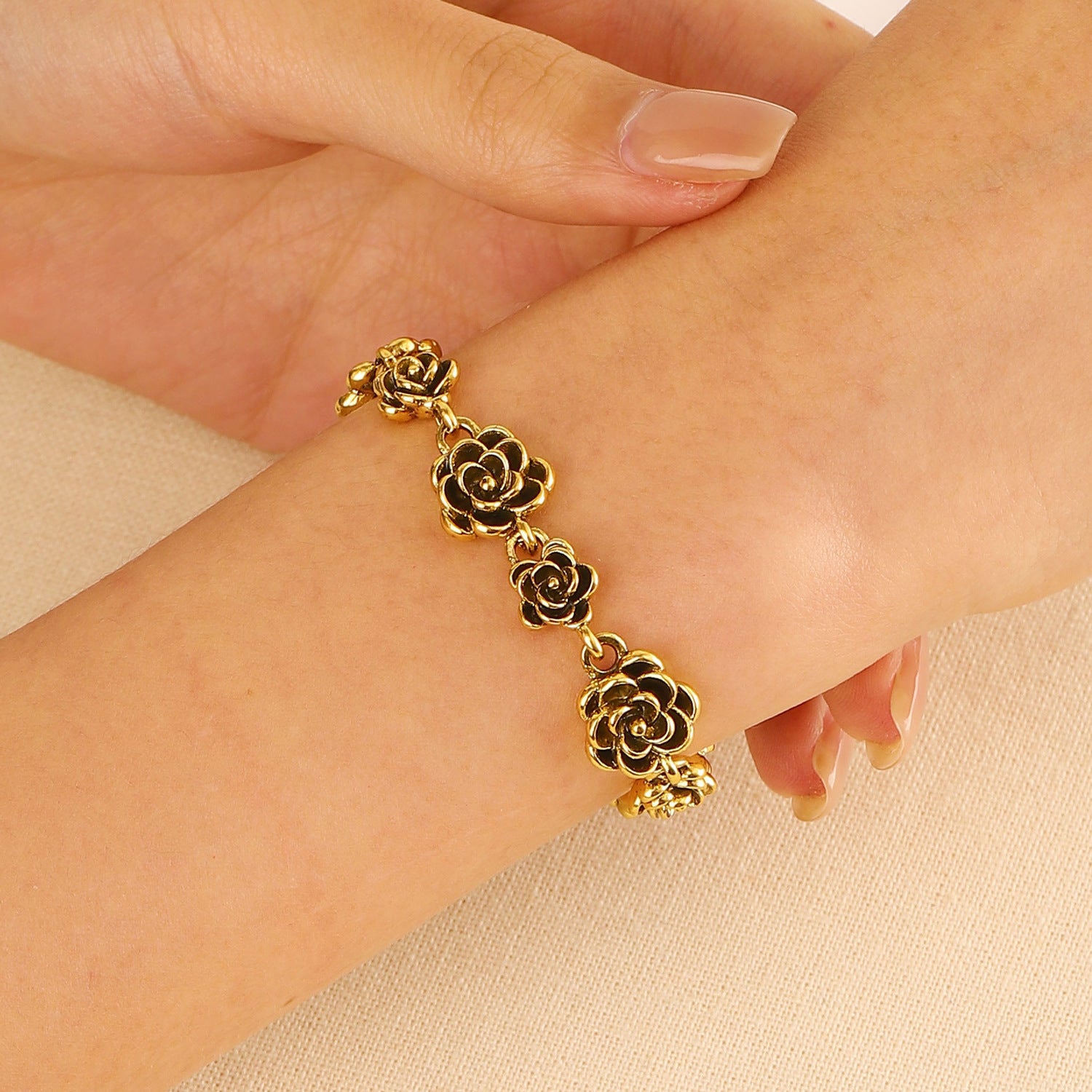 Wholesale Vintage Alloy Flower Bracelet For Women Distressed Design Chic Jewelry Accessory