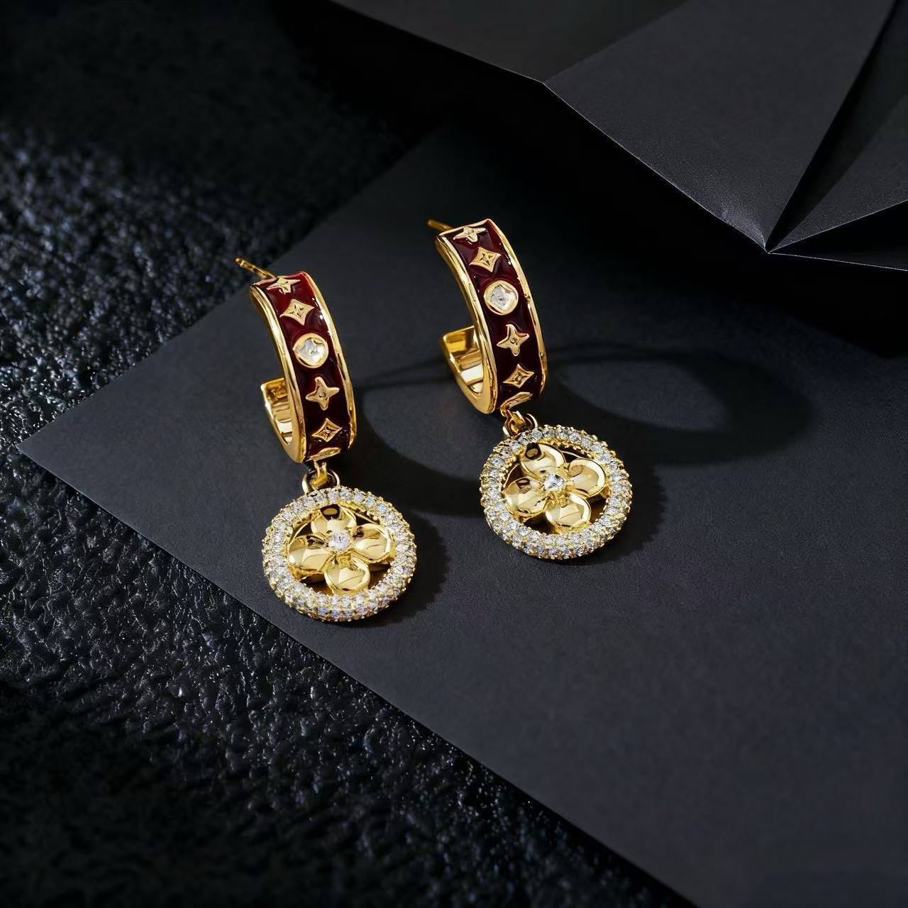 Wholesale Vintage Four Leaf Clover Gold Plated Earrings For Women Chic Elegant Design Versatile Jewelry Accessory For Party And Everyday Wear