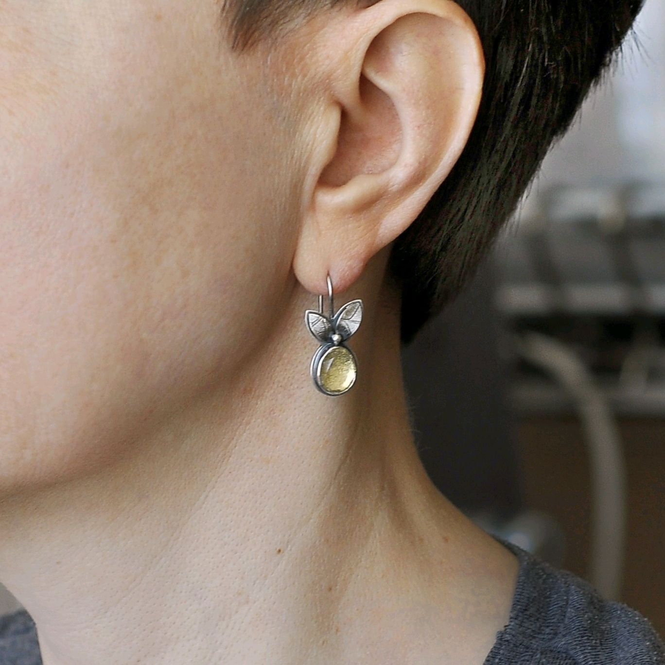 Wholesale  retro distressed metal yellow rhinestone earrings