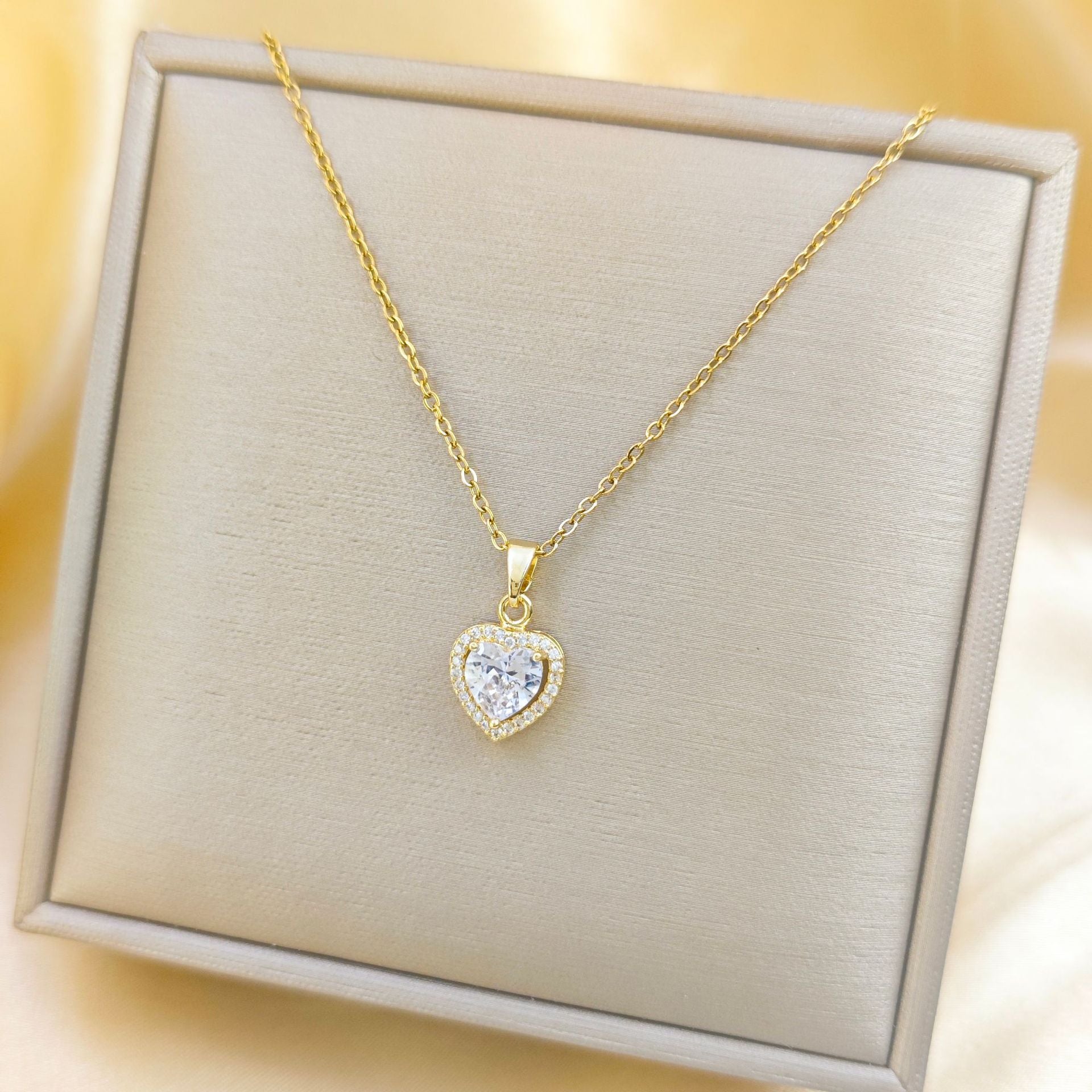 Wholesale Gold Plated Titanium Steel Love Necklace with Zircon Pendant Fashion Accessory