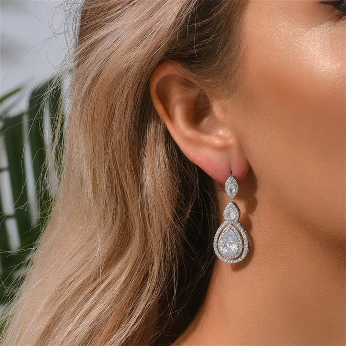 Wholesale Teardrop-shaped rhinestone earrings