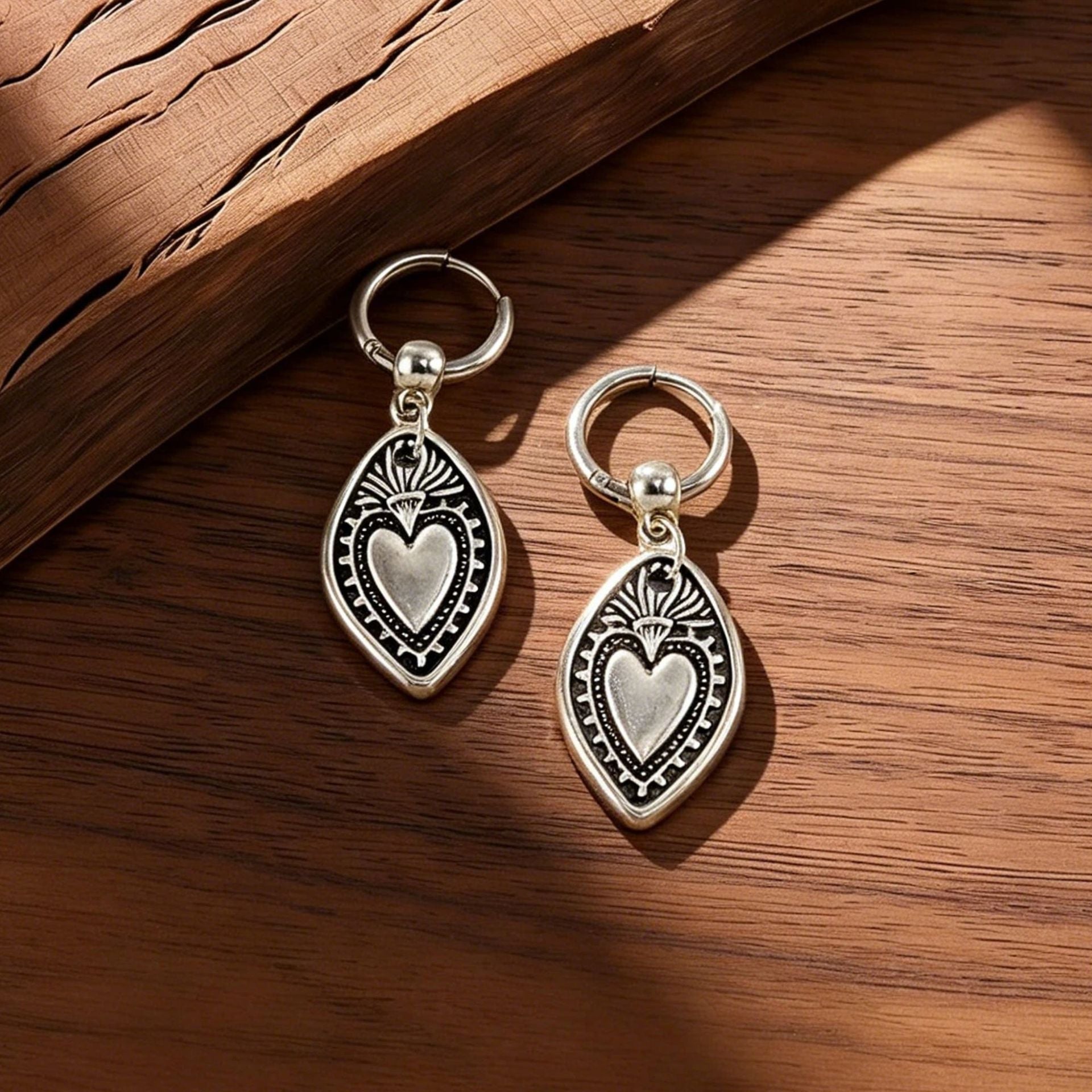 Wholesale Cross-border European and American style retro shield and heart earrings for women,  high-end alloy heart ear clips,  vintage style niche design