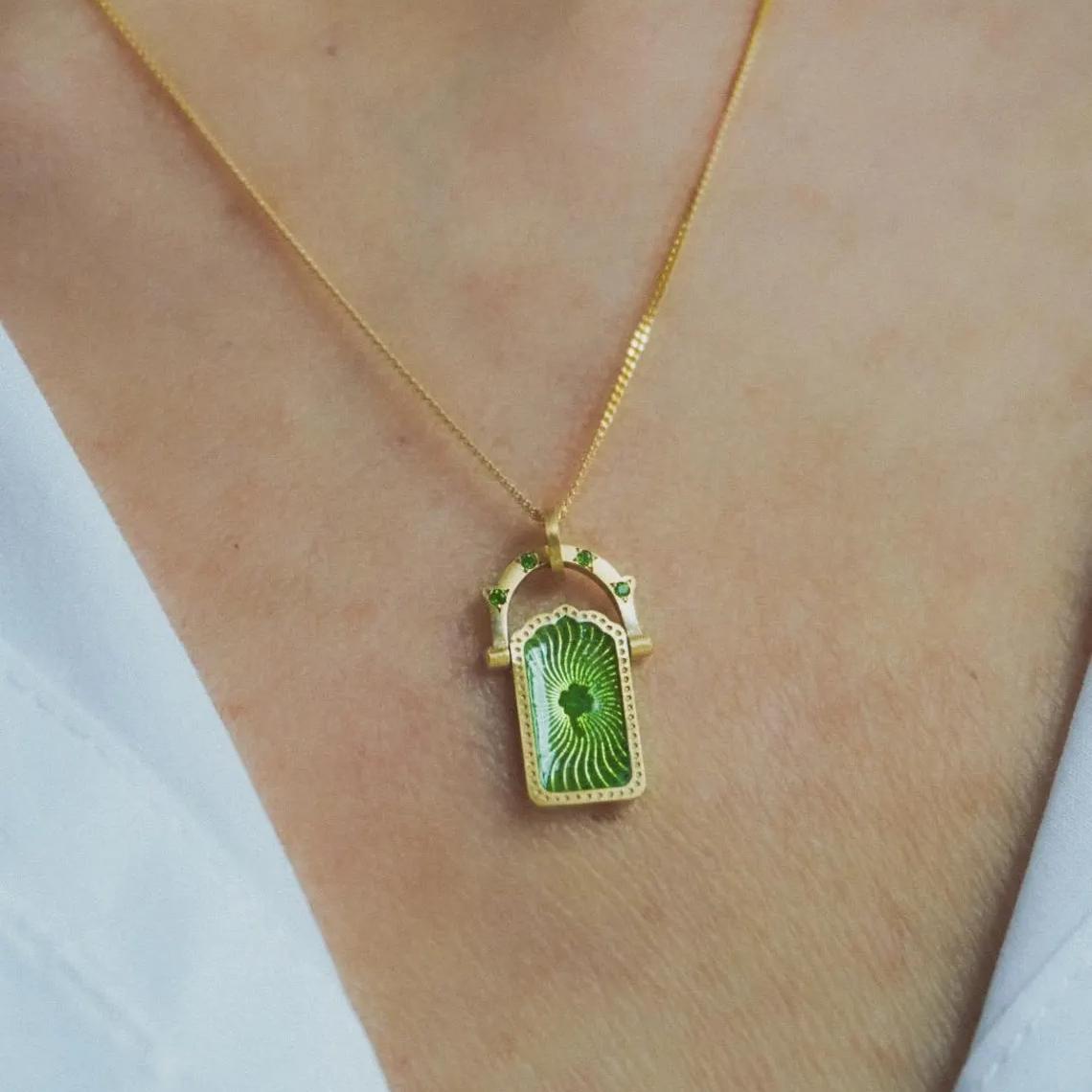 Wholesale Vintage Titanium Steel Tarot Love Lucky Four-leaf Clover Rotatable Sports Tree of Life Necklace