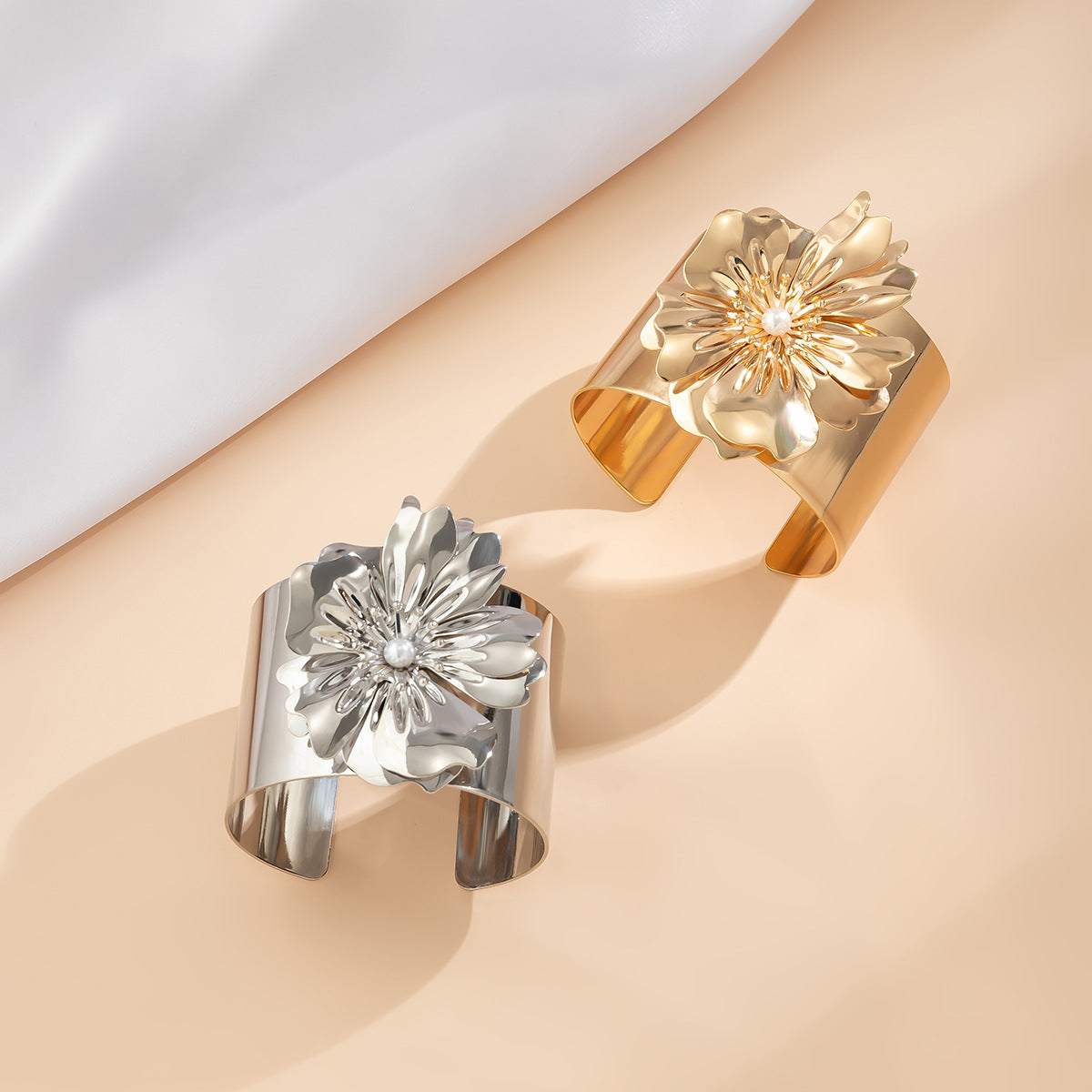 Wholesale Fashionable Metal High-end Flower Open Bracelet