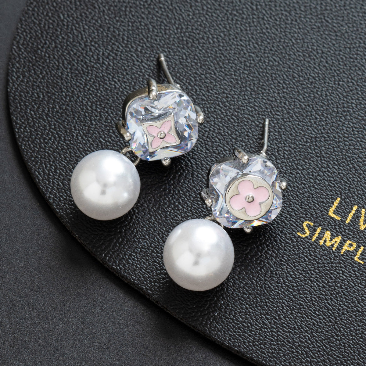 Wholesale Trendy Four Leaf Clover Pearl Stud Earrings Copper Plated Gold Zircon Jewelry Accessory Boutique Resale