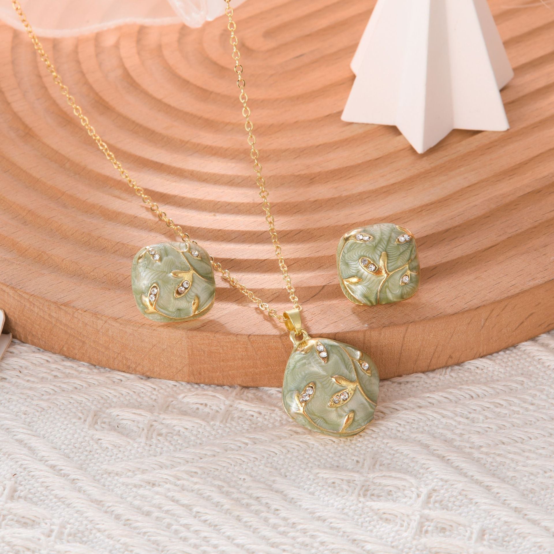 Wholesale Gold Tone Alloy Vintage French Style Crystal Block Pendant Necklace Earrings Set Trendy Party Gift