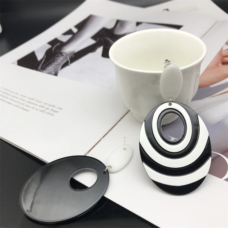 Wholesale Vacation Beach Black and White Contrast Oval Long Earrings Acrylic Earrings ACC-ES-FX010