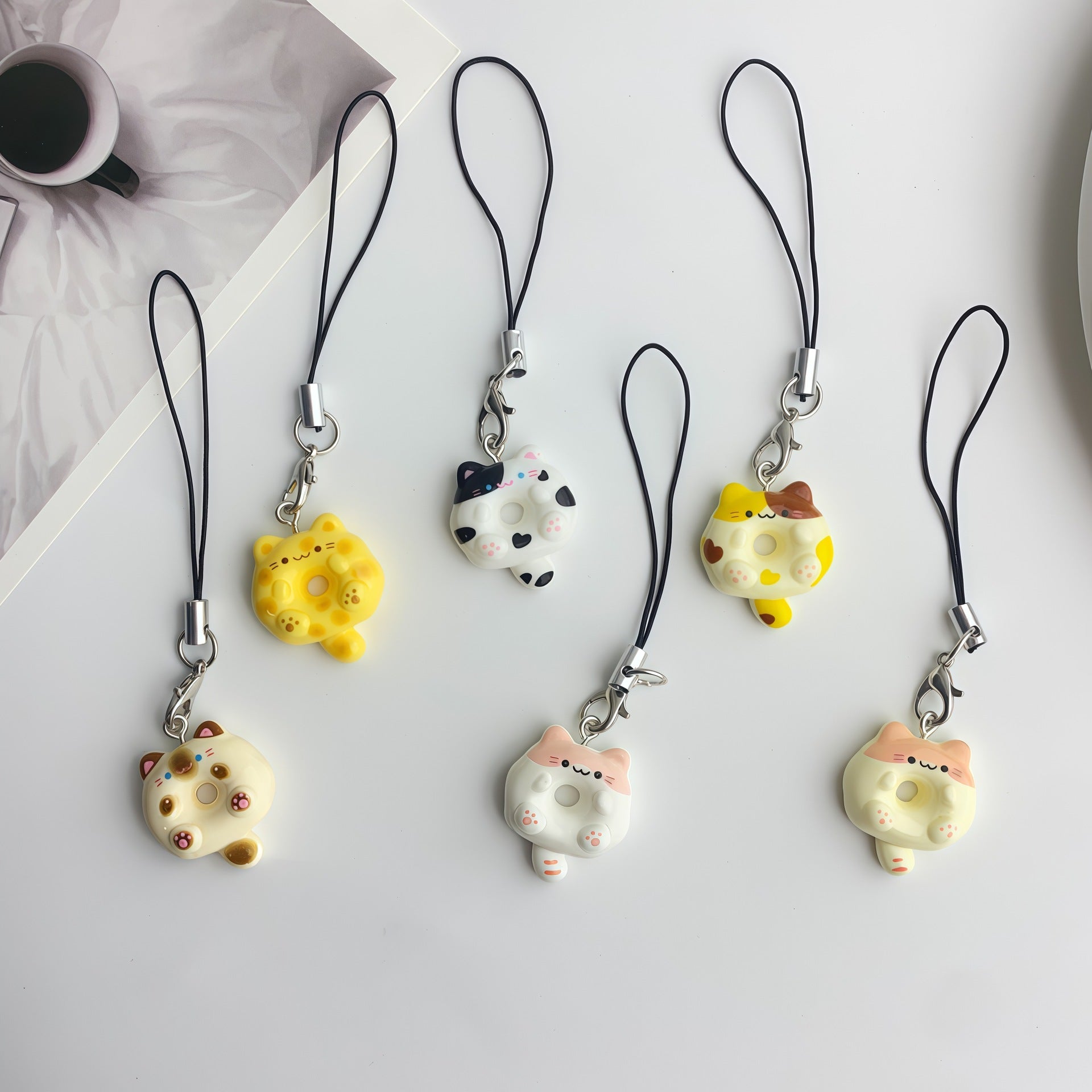 Wholesale Cute cartoon resin cat and donut keychain