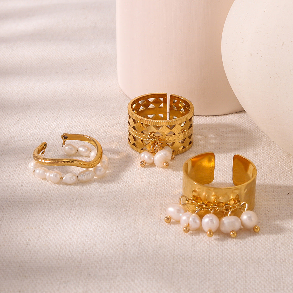 Wholesale  retro style natural pearl pendant luxury stainless steel 18K gold hollow ring