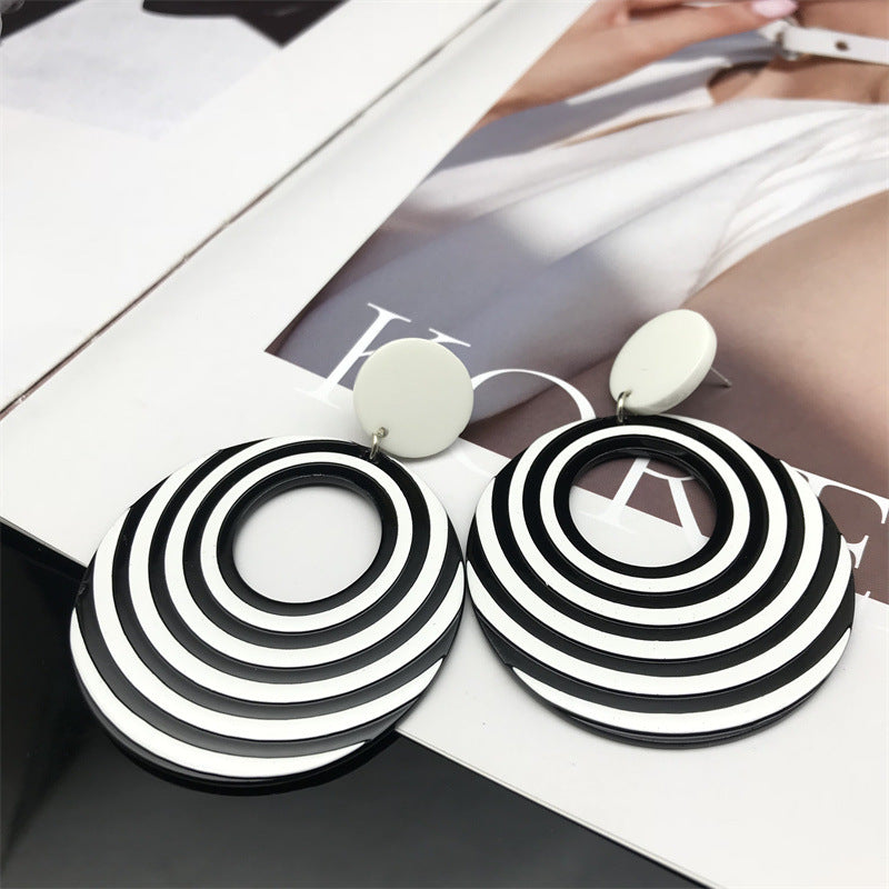 Wholesale Vacation Beach Black and White Contrast Oval Long Earrings Acrylic Earrings ACC-ES-FX010