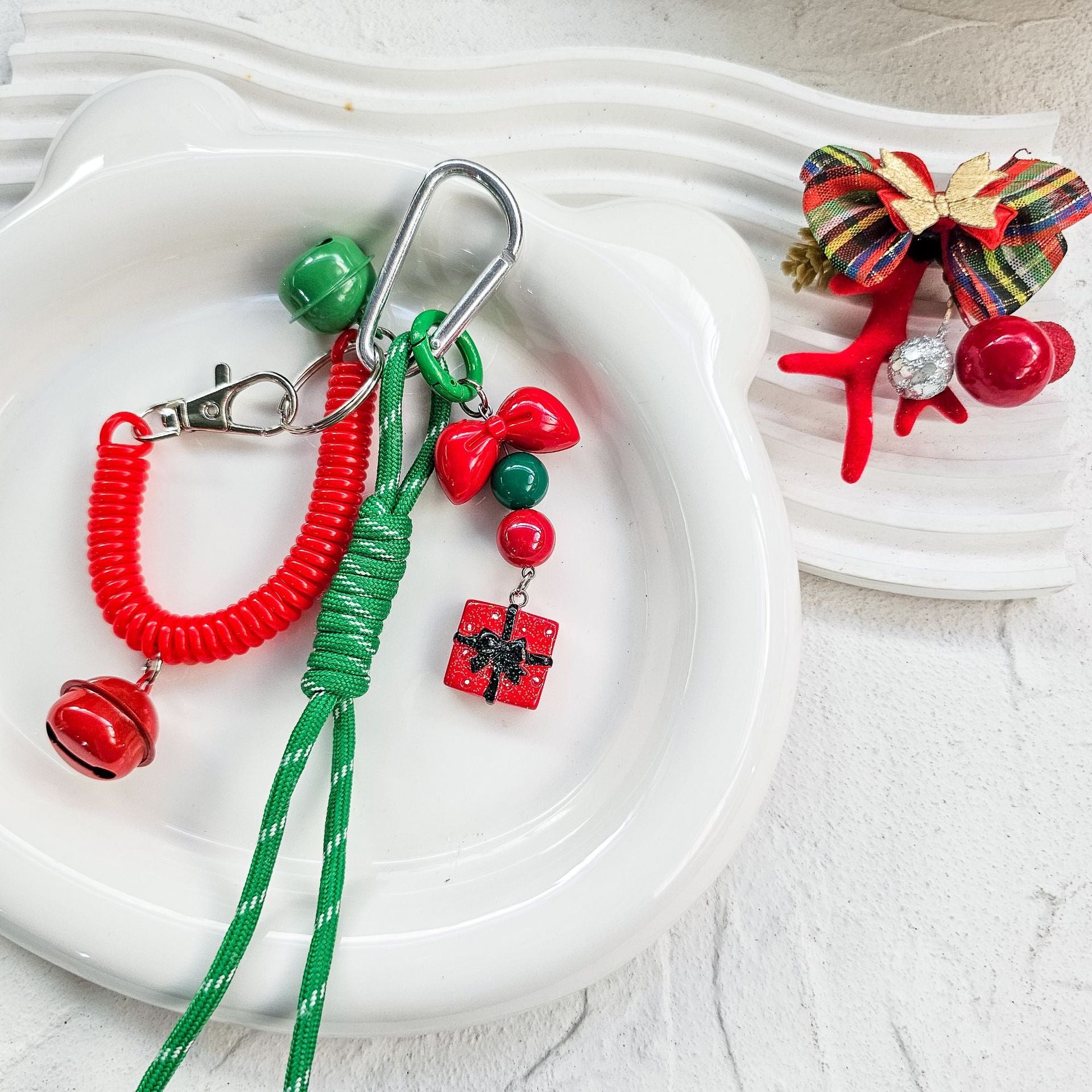 Wholesale Christmas red and green miu bag pendant bell beaded key chain