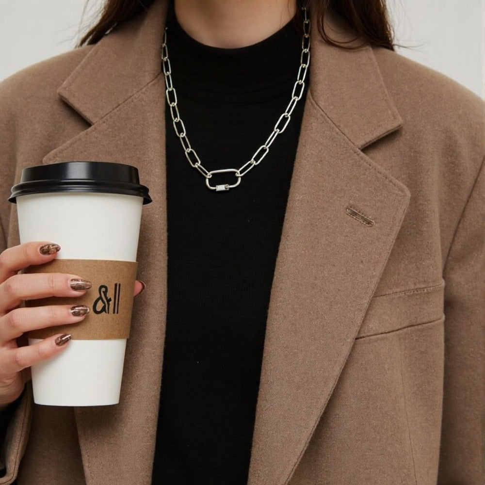 Wholesale Personalized design screw buckle oval pendant necklace three-color electroplating color-preserving clavicle chain