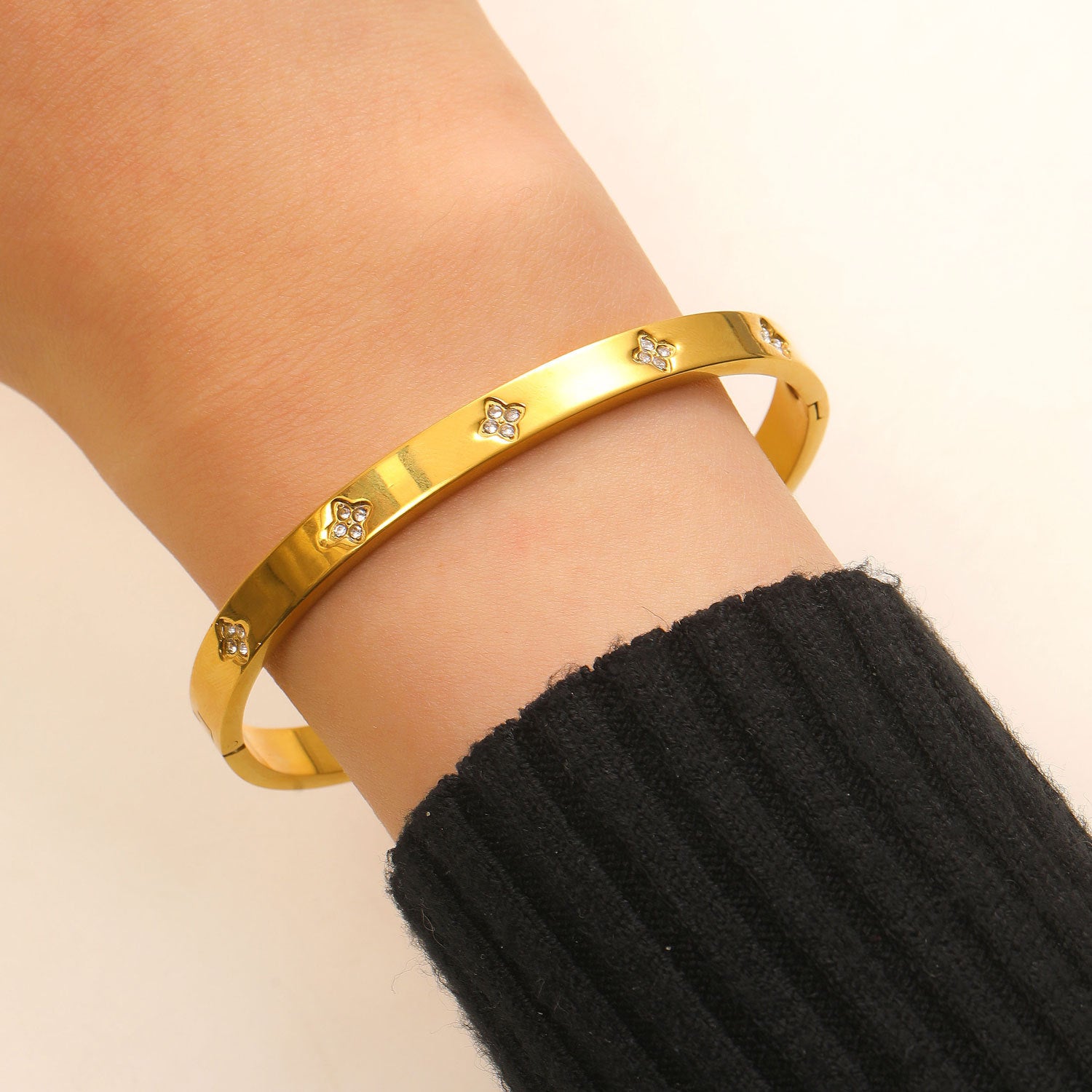 Wholesale Stainless steel gold-plated diamond-encrusted heart-shaped bracelet