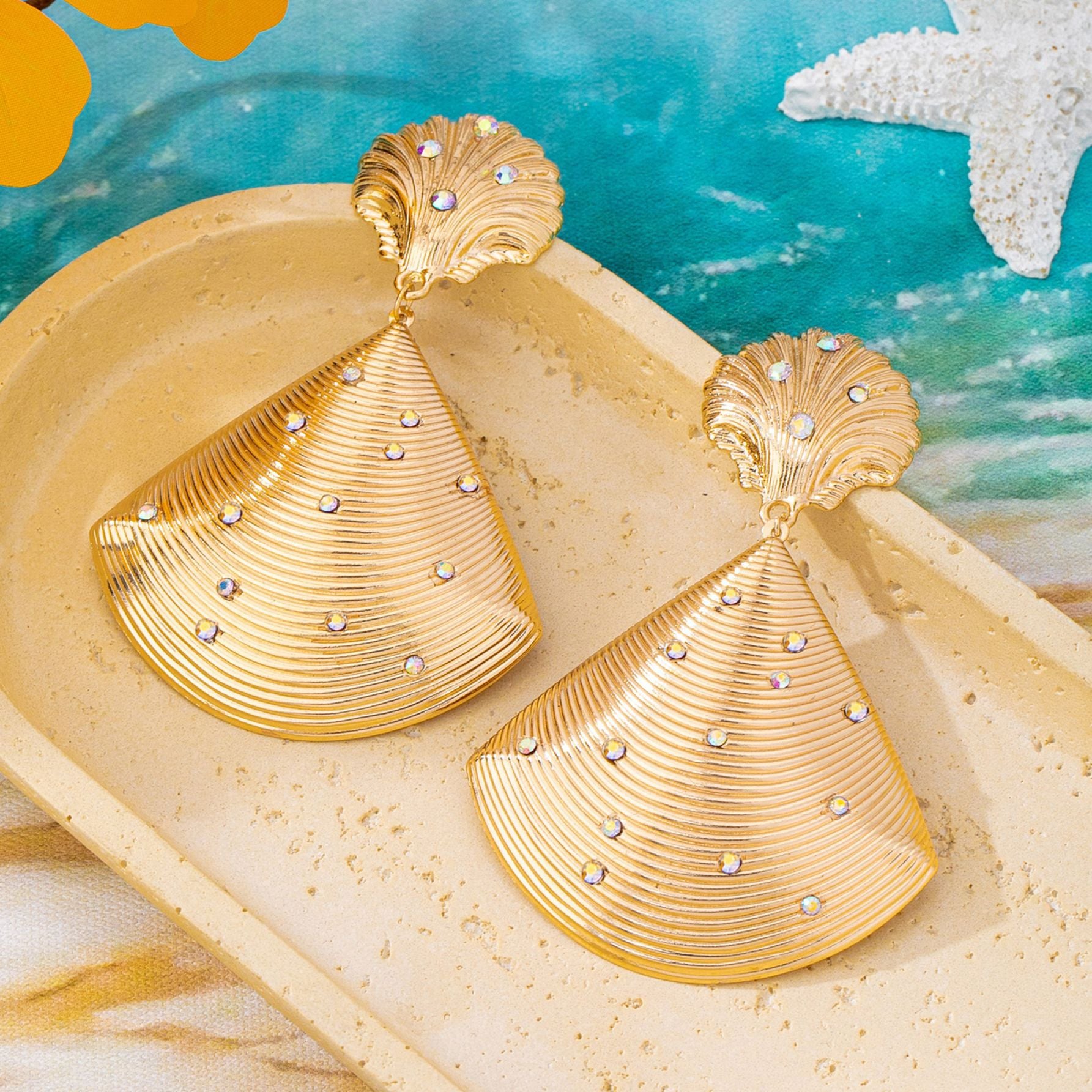 Wholesale Gold Shell Fan Shaped Rhinestone Earrings For Women Trendy Party Jewelry Accessory