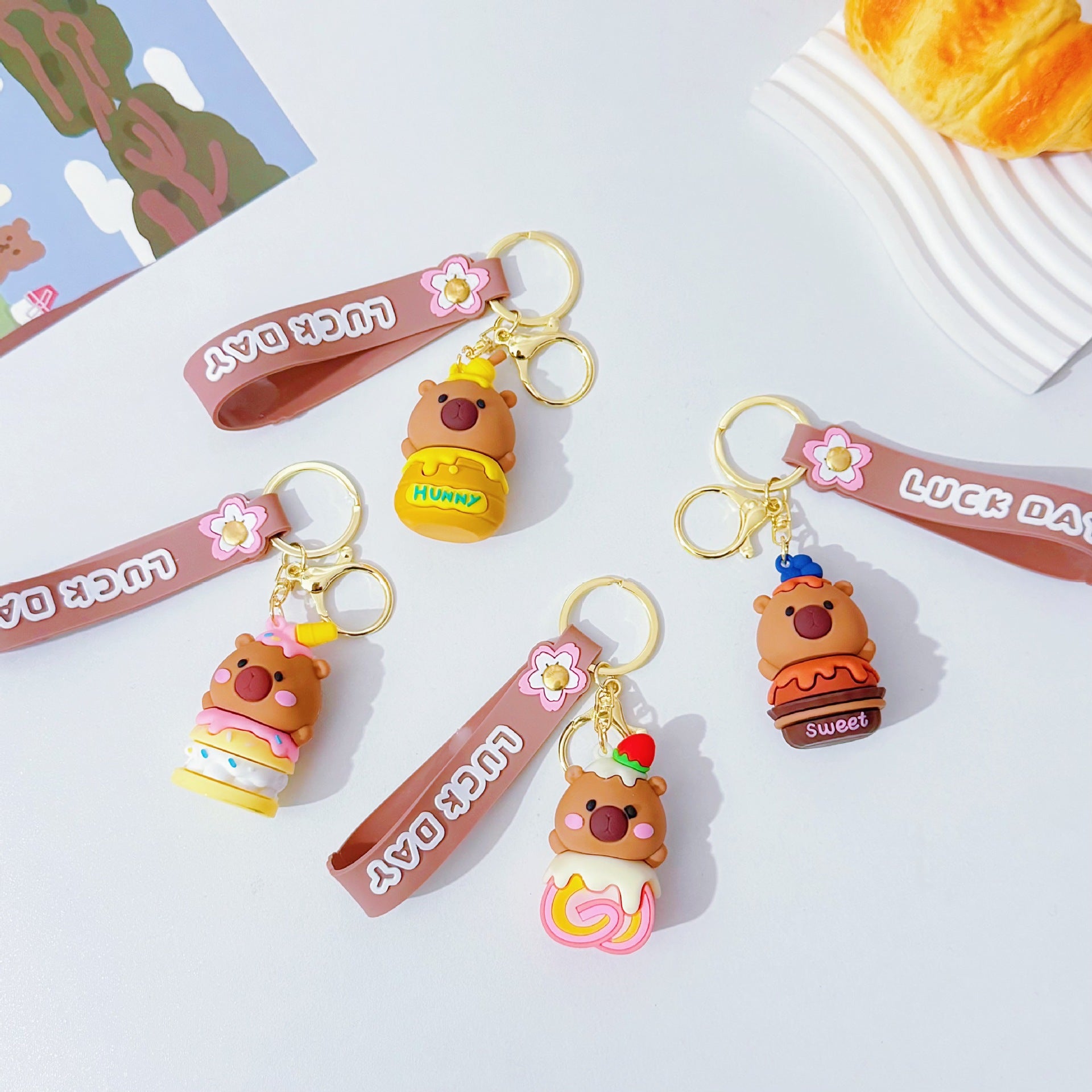 Wholesale Cartoon cake kapibala keychain