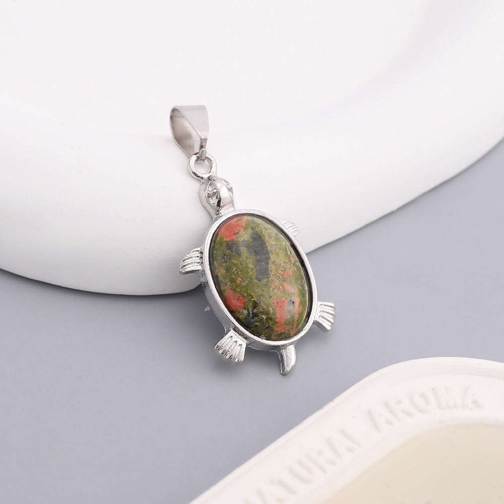 Wholesale Natural color crystal small turtle pendant