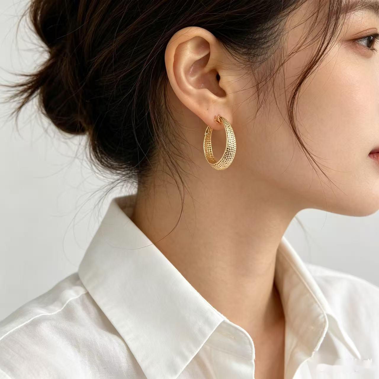 Wholesale Oval Hoop Earrings Gold Stainless Steel Fashion Accessory for Resale