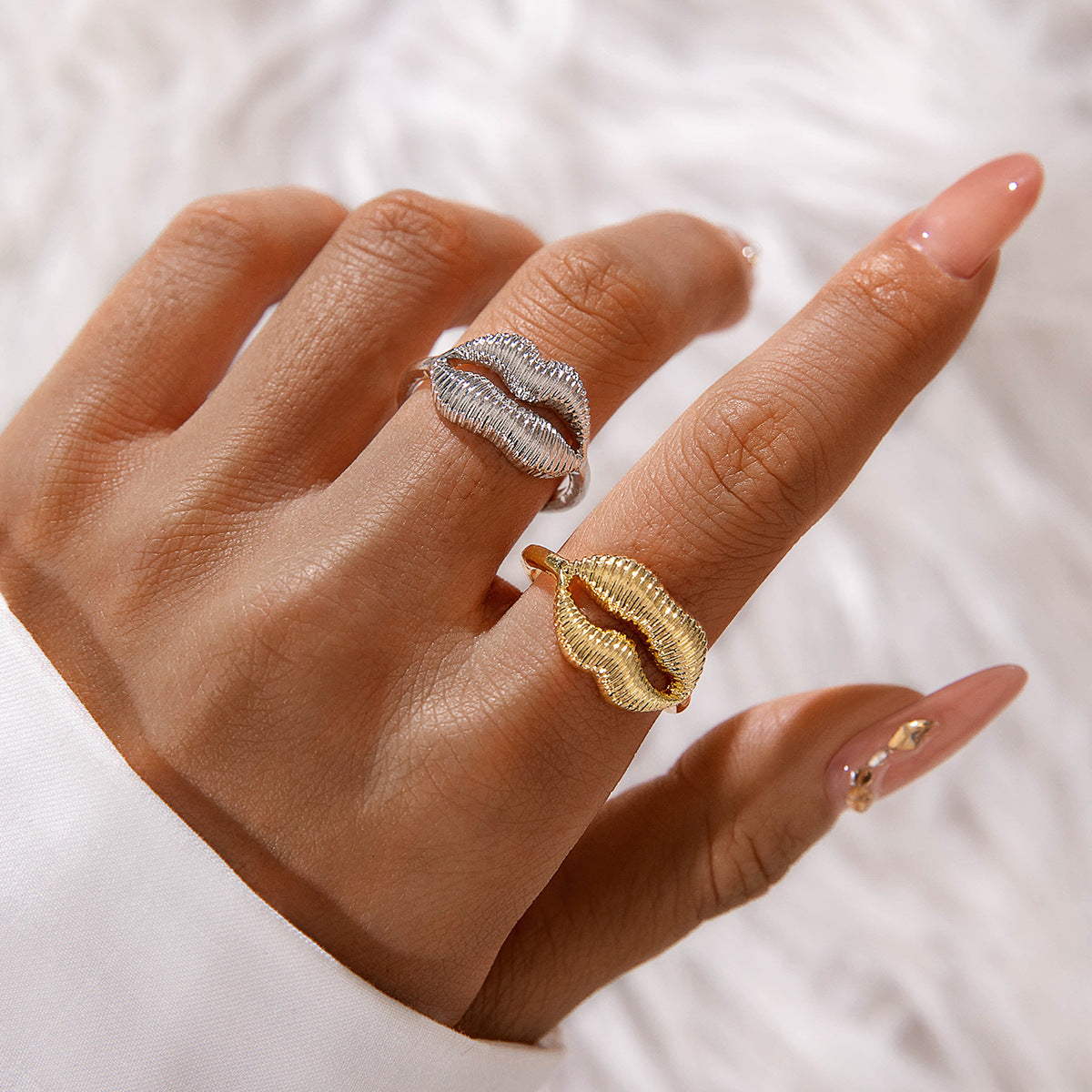 Wholesale Vintage Lip Shaped Single Hoop Geometric Rings