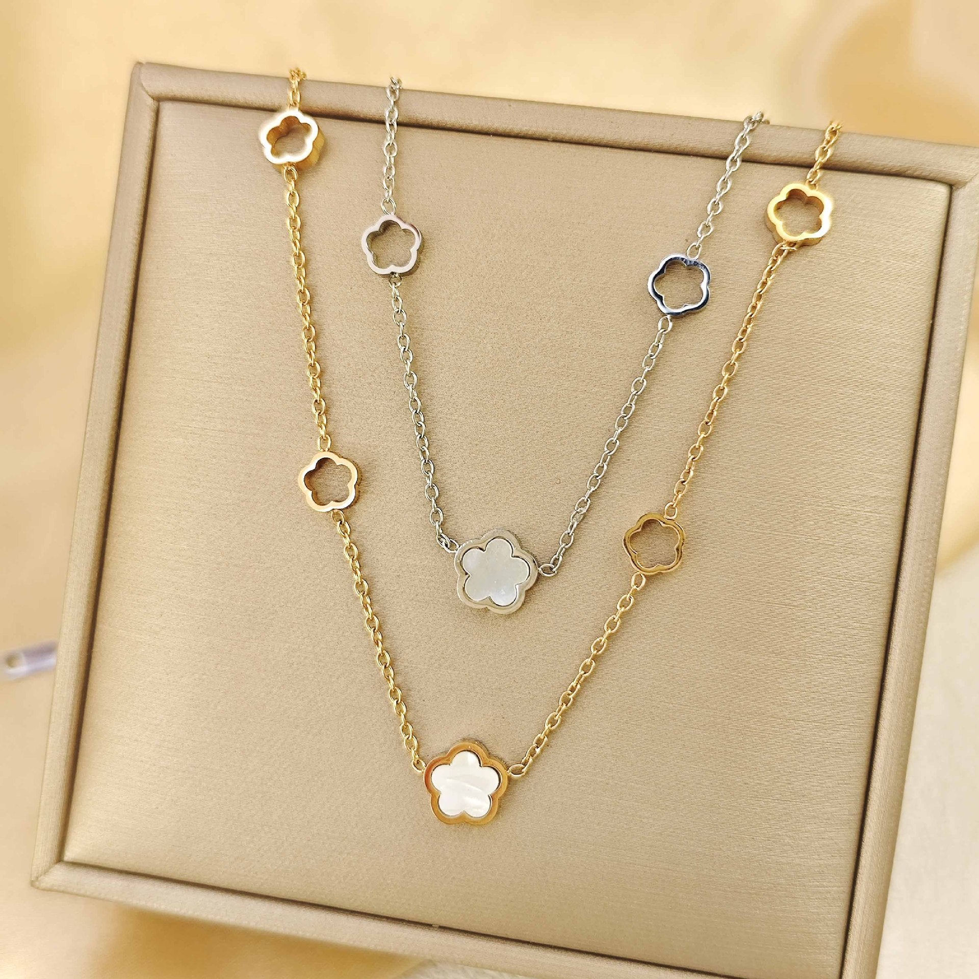 Wholesale White Shell Flower Pendant Necklace Titanium Steel Trendy Jewelry Accessory for Women Office Style