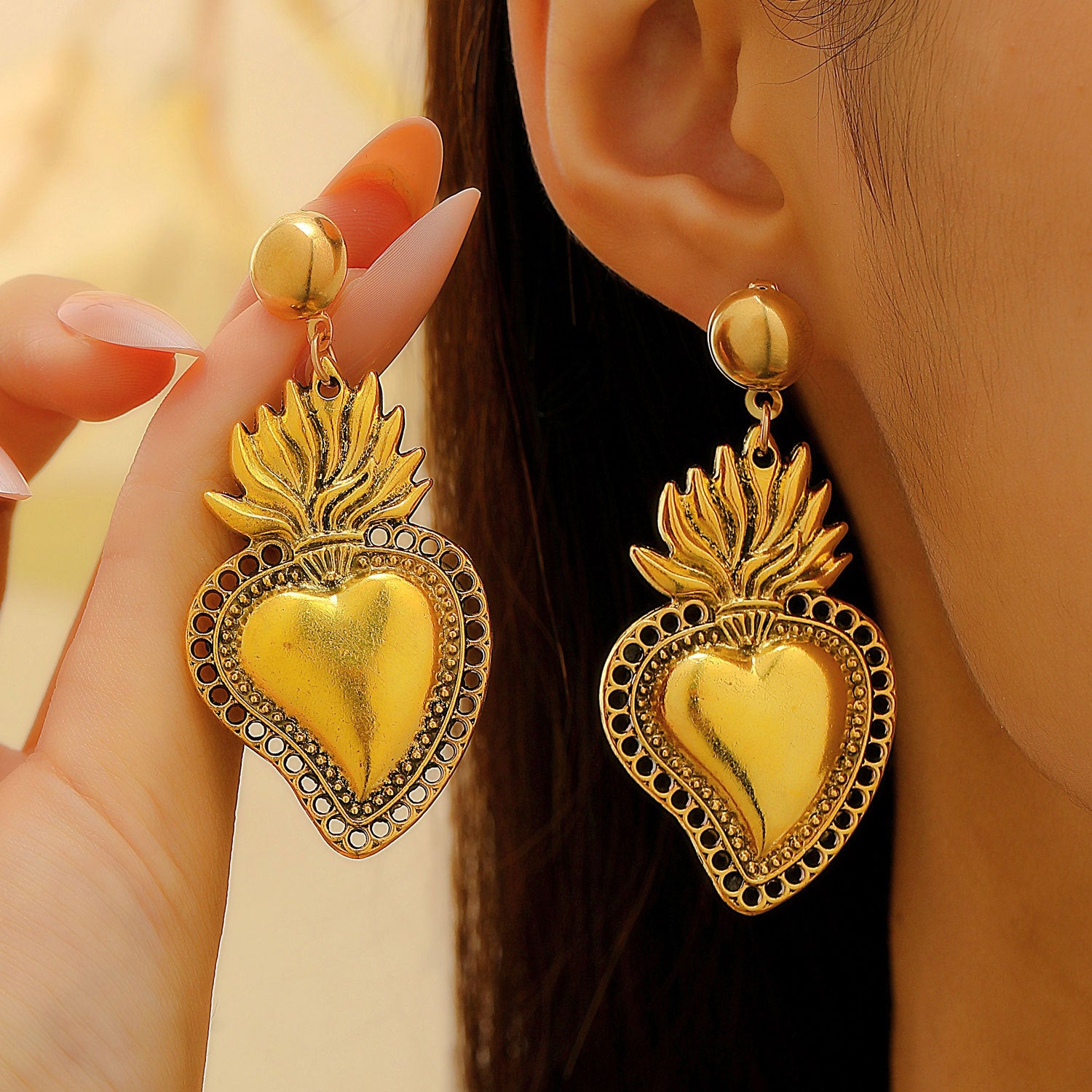 Wholesale Retro Religious Sacred Heart Pendant Necklace Heart Shape Alloy Electroplated Design Trendy Jewelry Gift For Women Boutique Resale