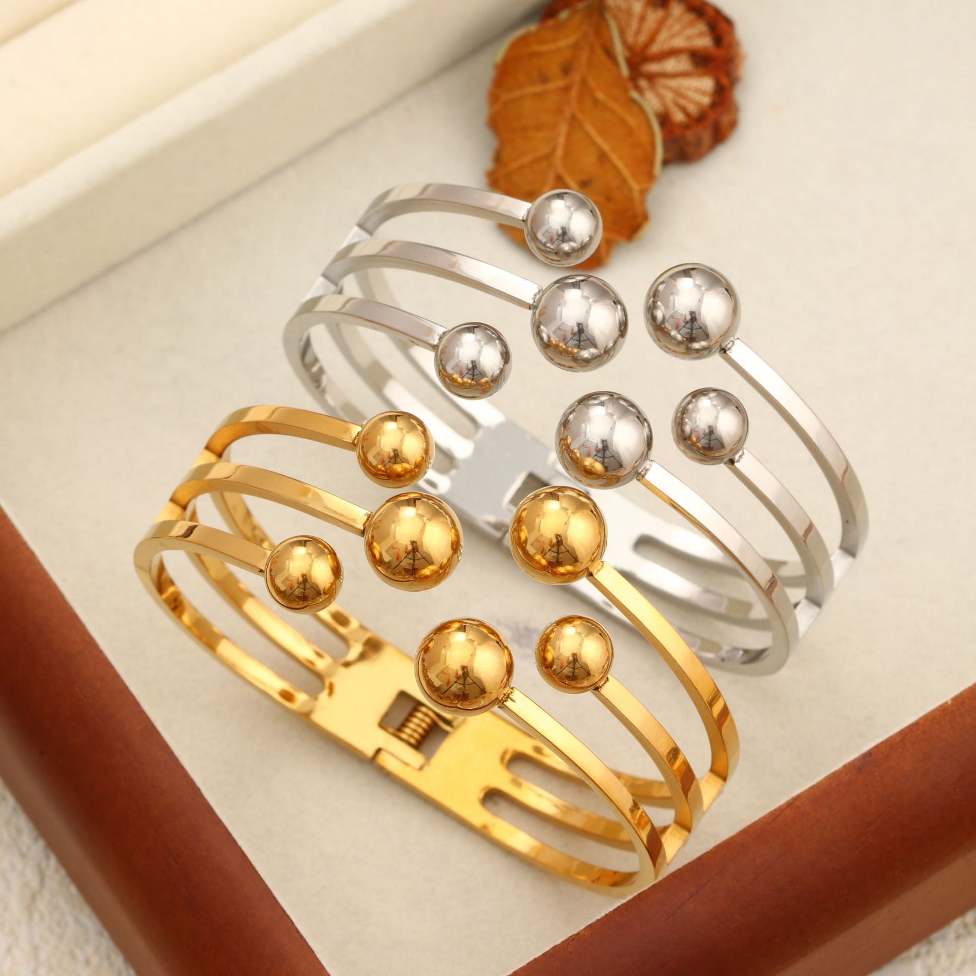 Wholesale Fashion Titanium Steel Gold Bracelet That Does Not Fade